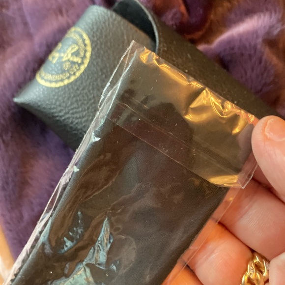 Glass case with cloth still in wrap - Picture 4 of 5